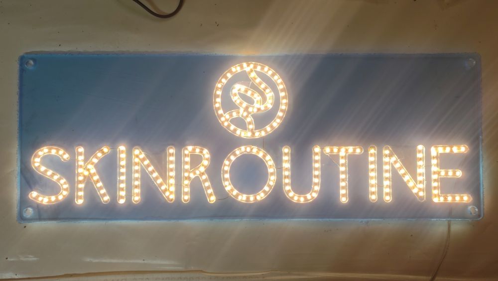 Неоновый логотип из LED неона второго поколения на прозрачном акриле