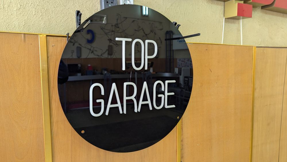 Круглая неоновая вывеска из LED неона на черном акриле 5 мм