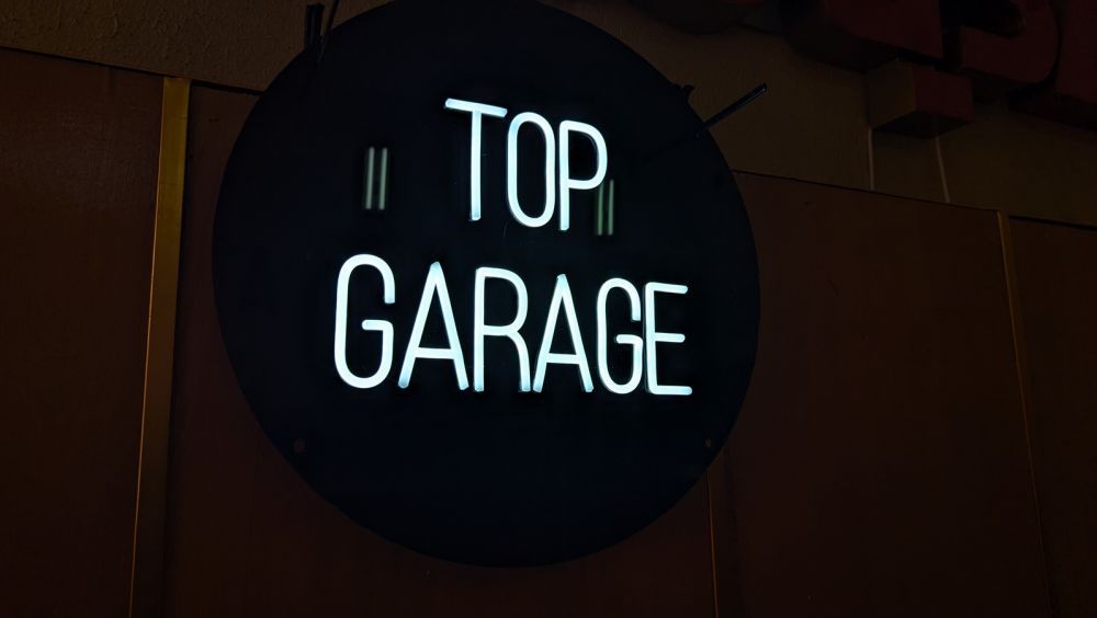 Круглая неоновая вывеска из LED неона на черном акриле 5 мм