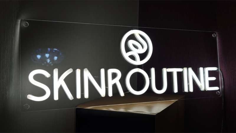 Неоновый логотип из LED неона второго поколения на прозрачном акриле