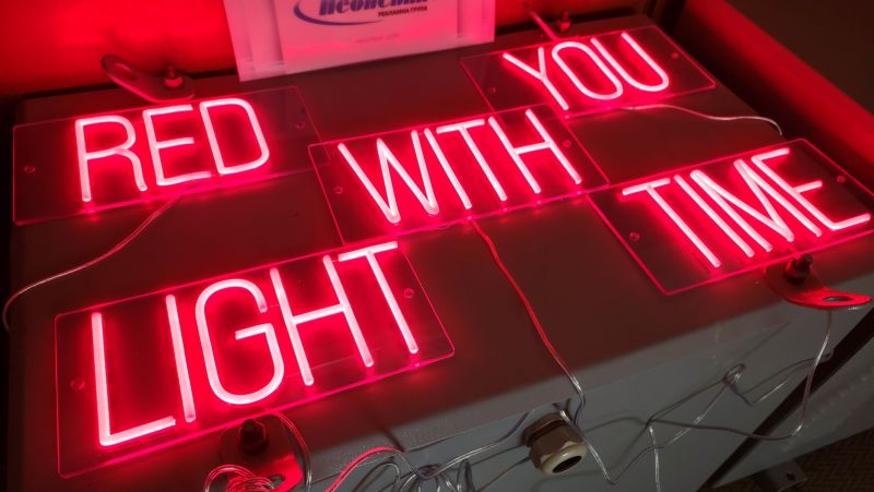 Неоновые таблички из красного LED неона для клиента из Лондона
