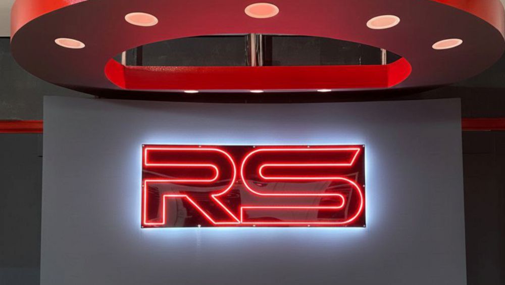 Интерьерный неоновый логотип RS для автосалона: эффектная световая вывеска для авто дилера