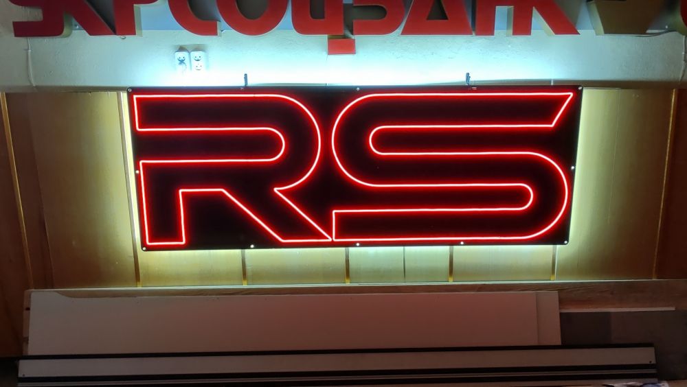 Интерьерный неоновый логотип RS для автосалона: эффектная световая вывеска для авто дилера