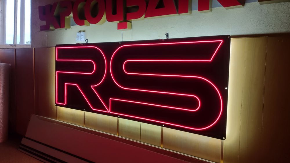 Интерьерный неоновый логотип RS для автосалона: эффектная световая вывеска для авто дилера