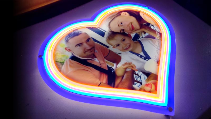 Неоновое сердце с семейным фото - персонализированный световой декор с УФ-печатью