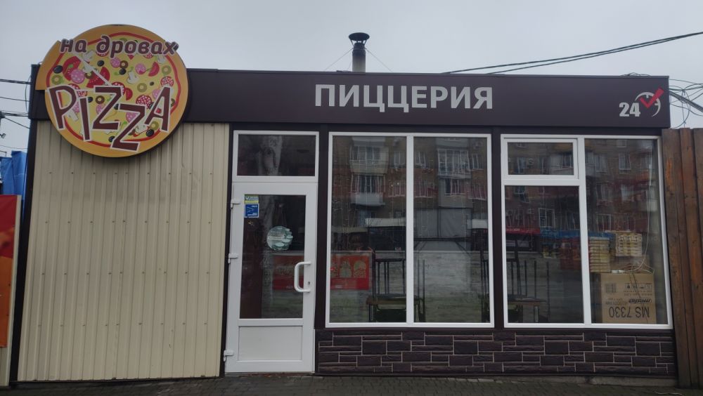 В Запорожье заменили русскоязычную вывеску пиццерии на украинскую в соответствии с законом
