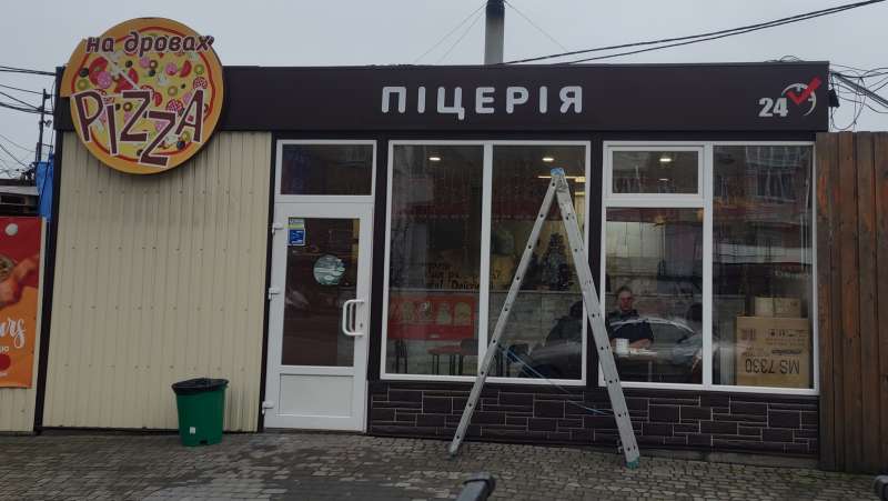 В Запорожье заменили русскоязычную вывеску пиццерии на украинскую в соответствии с законом