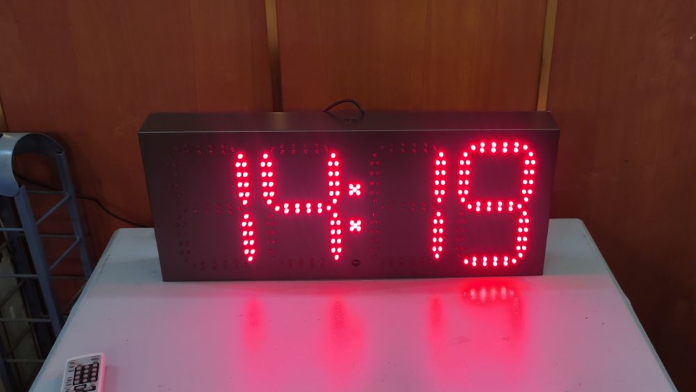 Изготовлены новые уличные LED-часы в герметичном корпусе