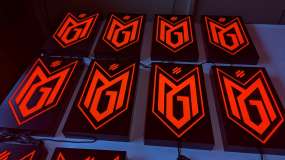 Интерьерные световые лайтбоксы с оранжевым свечением, вид спереди, комплект из десяти логотипов