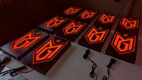 Световые лайтбоксы с оранжевой LED подсветкой, вид в три четверти справа, десять логотипов