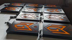 Набор из десяти интерьерных лайтбоксов в выключенном состоянии, корпус из черного композита