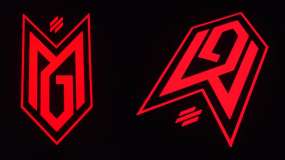 Световой логотип для медслужбы с оранжевой LED-подсветкой в темноте