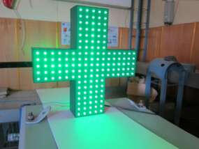 Светодиодный аптечный крест зеленого свечения с прямыми углами 