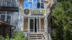 Рекламная вывеска LAVKA 22 после монтажа на фасаде здания с круглым и прямоугольным лайтбоксами и плоскими буквами с контражурной подсветкой