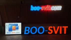 Объёмные буквы, лайтбокс и неоновая LED вывеска включены вместе во время тестирования в помещении