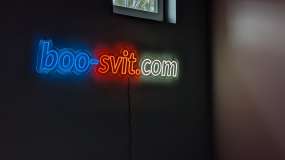 Установленная неоновая LED вывеска boo-svit в зоне ресепшн, включена и светится