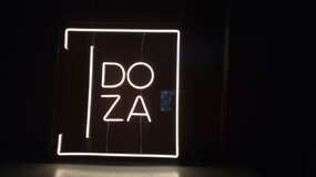 логотип из led неона на прозрачном основании