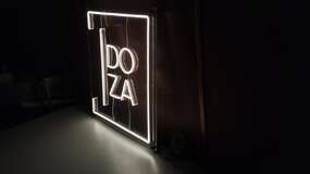 неоновый логотип doza
