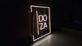 логотип из лед неона на прозрачном основании