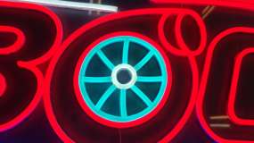 Фрагмент неонового логотипа автосервиса, светодиодная турбина из LED неона крупным планом