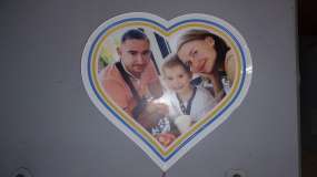 Неоновое сердце с семейным фото с УФ-печатью на акриле в выключенном виде