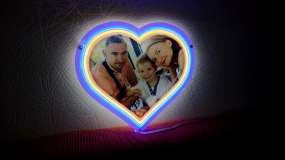 Неоновое сердце с семейным фото, LED-неон и контражурная подсветка во включенном виде