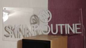 Готовый неоновый логотип на прозрачном акриле в выключенном виде