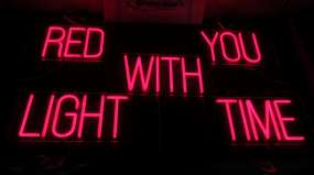 Неоновые таблички с красным рассеивателем во включенном состоянии вид прямо