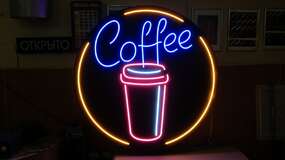 светящаяся вывеска coffee