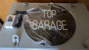 Неоновая вывеска Top Garage в упаковке с комплектом креплений и блоком питания