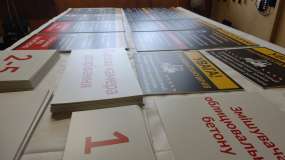 Информационные таблички из ПВХ с названиями производственных участков и номерами камер