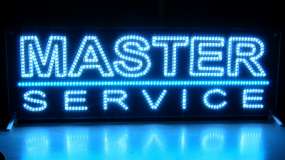 Процесс изготовления неоновой вывески Master Service без рассеивателя, видна светодиодная лента и внутренняя конструкция