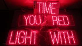 Включенные неоновые таблички без красного рассеивателя крупным планом