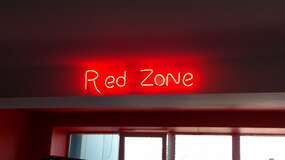 неоновая вывеска red zone установлена в школе