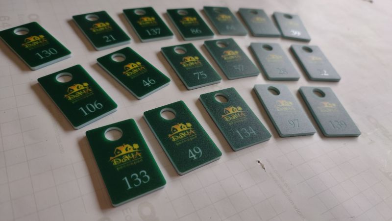 Виготовили 150 номерних бейджів на ключі для українського ресторану