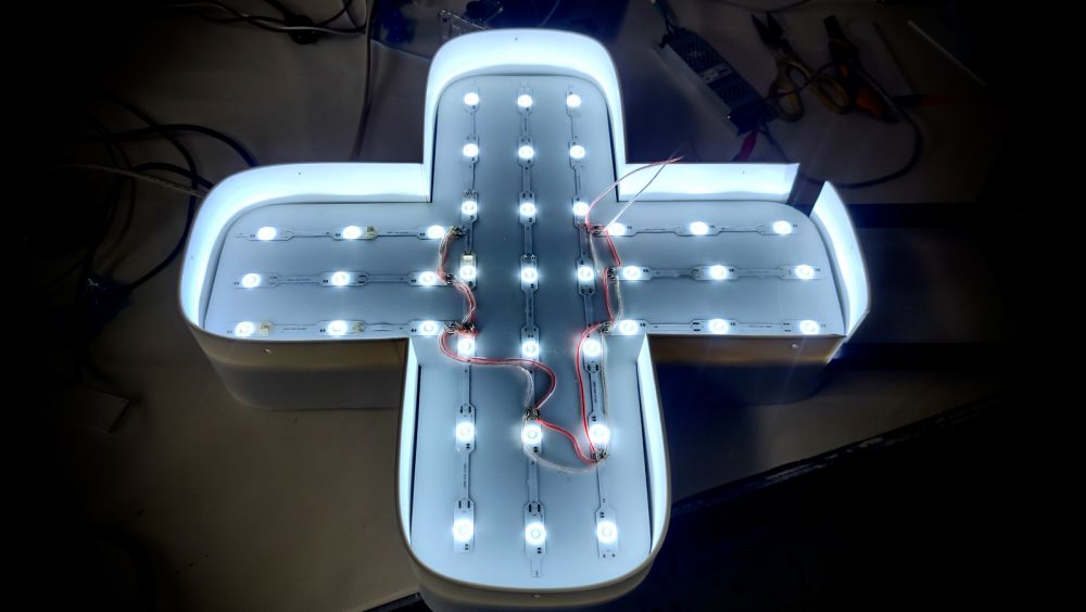 Двосторонній світловий аптечний хрест 600 мм: яскраве та доступне рішення