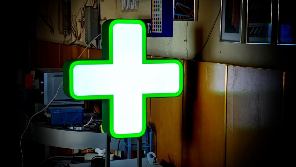 Двосторонній світловий аптечний хрест 600 мм: яскраве та доступне рішення