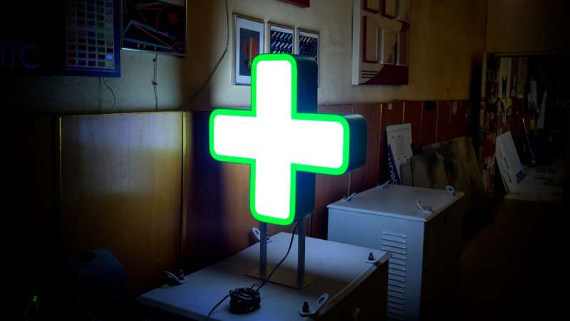 Двосторонній світловий аптечний хрест 600 мм: яскраве та доступне рішення