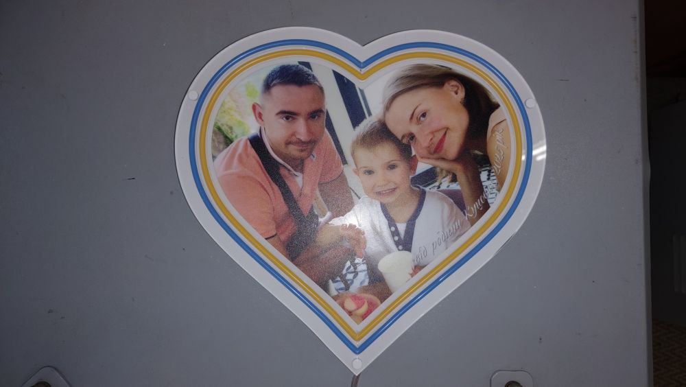 Неонове серце з сімейним фото - персоналізований світловий декор з УФ-друком