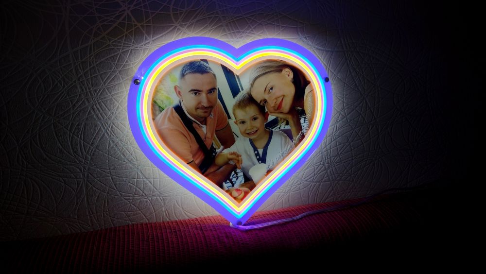 Неонове серце з сімейним фото - персоналізований світловий декор з УФ-друком