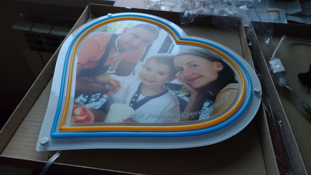 Неонове серце з сімейним фото - персоналізований світловий декор з УФ-друком