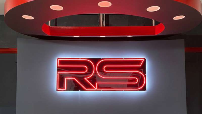 Інтер’єрний неоновий логотип RS для автосалону: сучасне світлове рішення для авто дилера