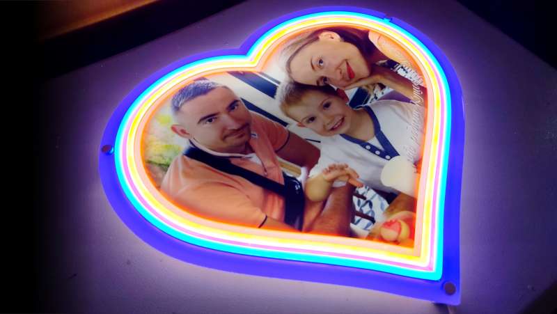Неонове серце з сімейним фото - персоналізований світловий декор з УФ-друком