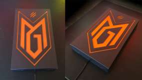 Світловий логотип для медслужби у вимкненому стані, фрезерований лайтбокс з УФ-друком