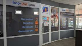 Оклеєні плівкою Oracal вітрини магазину, вигляд зліва в три чверті