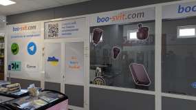 Оклеєні плівкою Oracal вітрини магазину, вигляд справа в три чверті