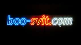 Неонова LED вивіска boo-svit увімкнена на тесті із захисною плівкою на полікарбонаті