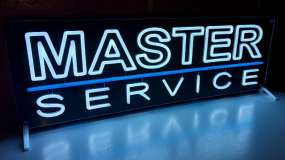 Яскравий LED неоновий логотип Master Service у ввімкненому стані під час тестування перед монтажем