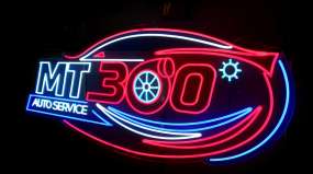 Яскрава неонова вивіска автосервісу з LED неону, вигляд логотипу під кутом справа