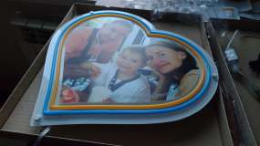 Упаковане неонове серце з сімейним фото в коробці перед відправкою клієнту